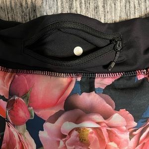 Floral lululemon Skort no rips or stains size 4 great condition